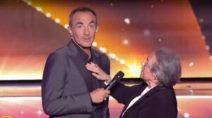 «Ρε μάνα τι κάνεις;»: Η στιγμή που η μητέρα του Νίκου Αλιάγα διακόπτει την εκπομπή του