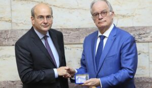 Στη Βουλή ο νέος Προϋπολογισμός με νέες παροχές και μηδενικά ελλείμματα