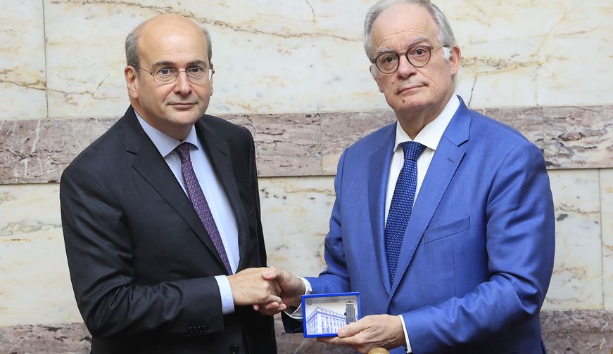 Στη Βουλή ο νέος Προϋπολογισμός με νέες παροχές και μηδενικά ελλείμματα