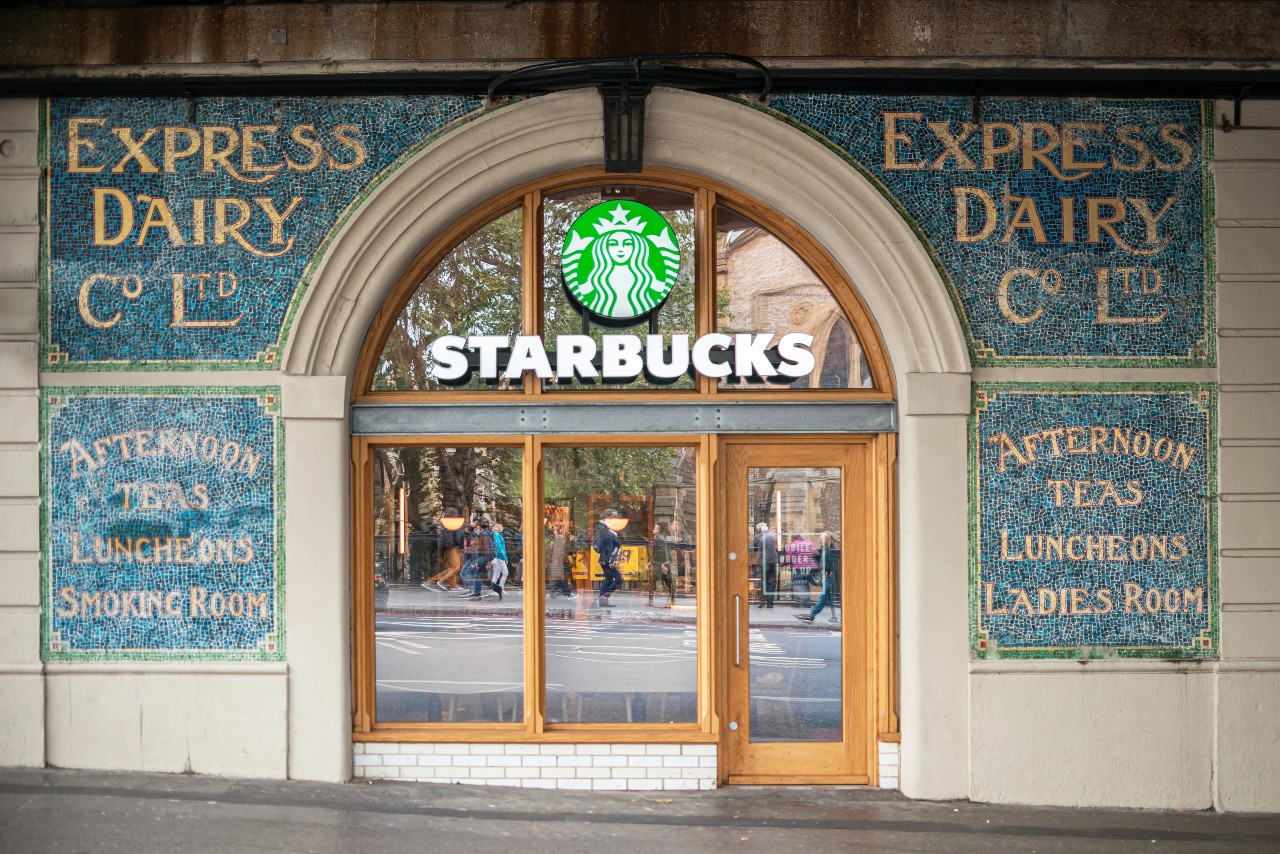 Kέρδη για τα Starbucks στην Ελλάδα – Παραμένει η εκκρεμότητα των μη εξυπηρετούμενων δανείων €28,6 εκατ.