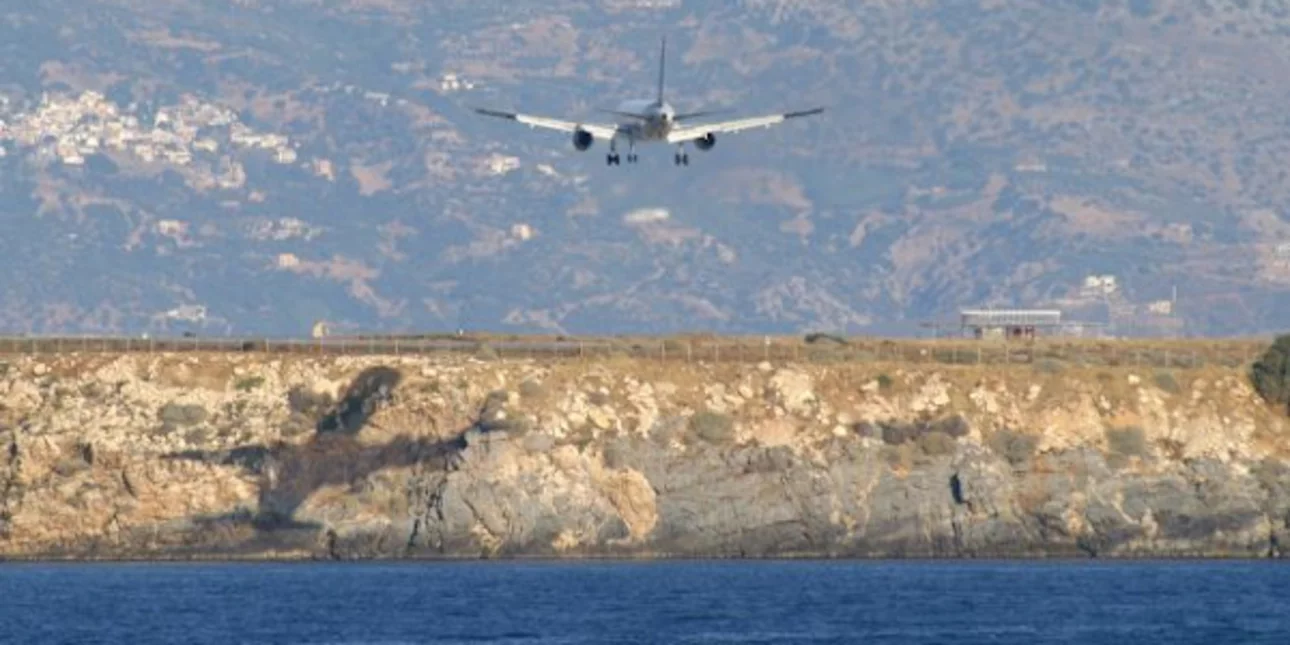 Αναγκαστική προσγείωση αεροπλάνου στο Ηράκλειο - Εξέπνευσε ηλικιωμένη επιβάτης