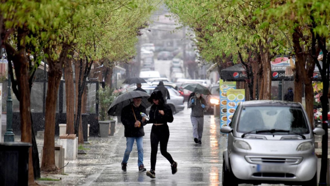 Καιρός: Επιμένει το βροχερό σκηνικό και τις επόμενες ημέρες - Πού θα είναι έντονα τα φαινόμενα