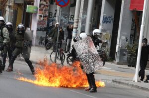 Επεισόδια έξω από το Δικαστικό Μέγαρο Θεσσαλονίκης - Στον εισαγγελέα οι 109 συλληφθέντες