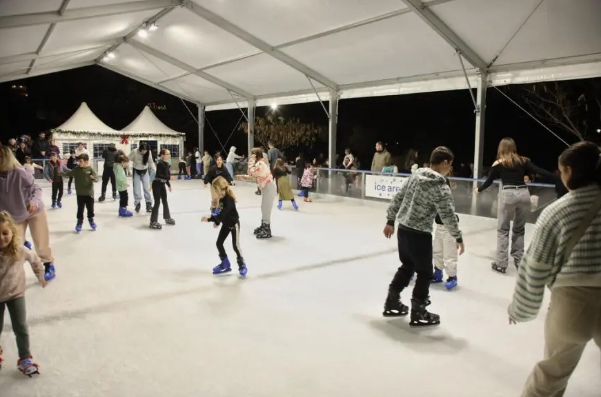 Περιφέρεια Αττικής: Άνοιξε τις πύλες του το Χριστουγεννιάτικο Χωριό στο Πεδίον Άρεως με 12.000 επισκέπτες