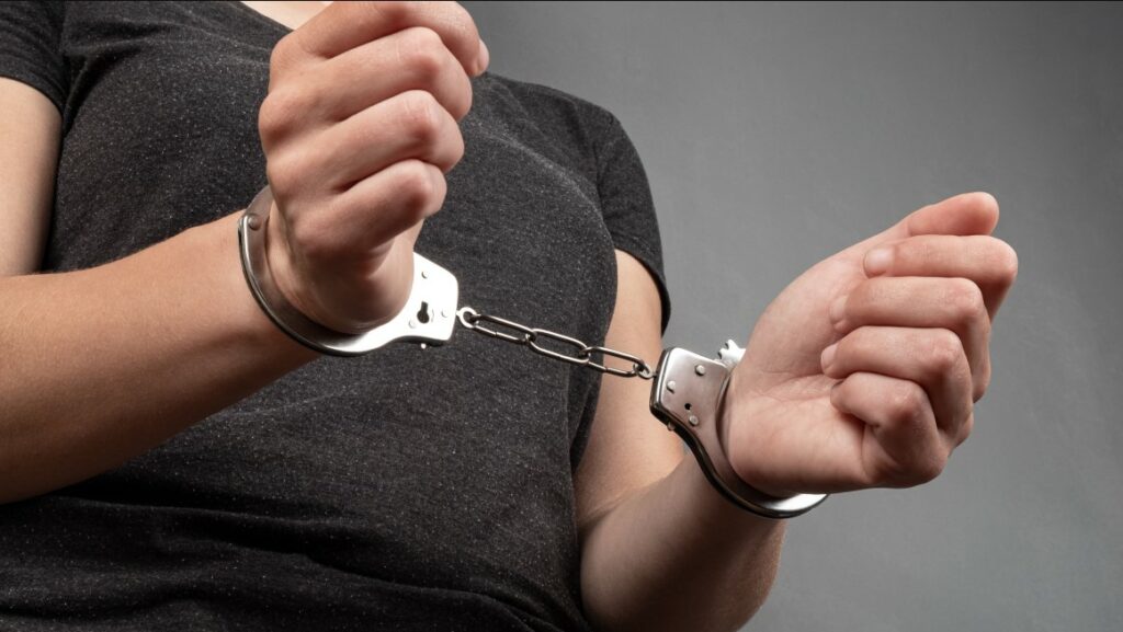 Αποφυλακίζεται η 29χρονη δικηγόρος που είχε συλληφθεί με κοκαΐνη στο κέντρο της Αθήνας