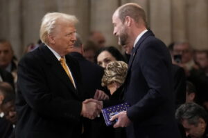 «Παλεύει πολύ σκληρά» είπε ο Oυίλιαμ για τον Κάρολο - Οι αποκαλύψεις του Τραμπ για τη συνάντησή τους