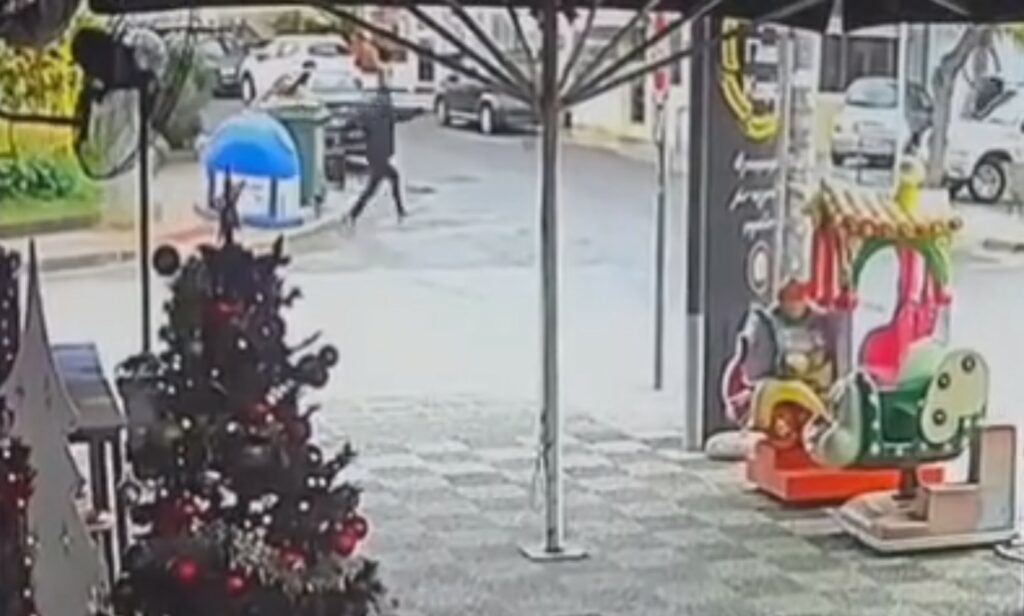 241209173220_video_glyfada