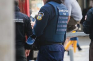 Νέες αποκαλύψεις για τον αστυνομικό της Βουλής - «Βλέπαμε τα παιδιά με μελανιές και σπασμένα χέρια»