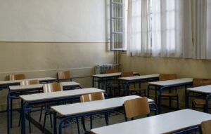 Αχαΐα: Καθηγητές ξέχασαν δύο μαθήτριες γυμνασίου σε κατάστημα καθ’ οδόν για σχολική εκδρομή - Σχολεία - Λύκεια