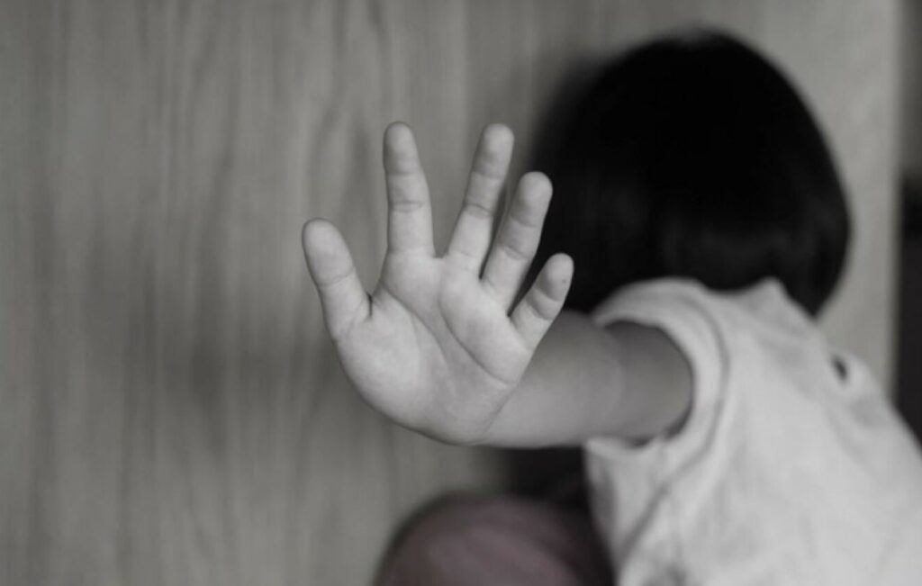 Σοκαριστική υπόθεση στην Κύπρο: Μητέρα φωτογράφιζε γυμνές τις ανήλικες κόρες της για χάρη του παιδόφιλου εραστή της
