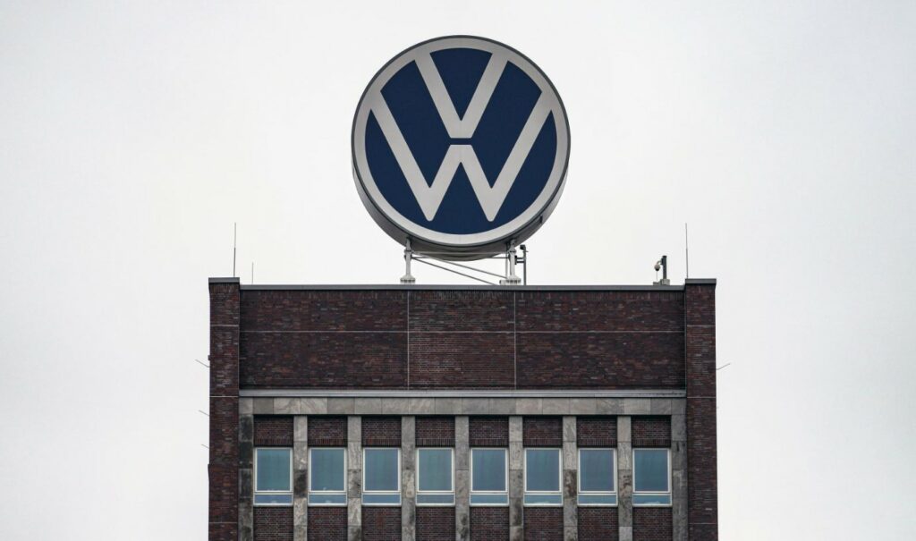 Πλήγμα στην Volkswagen από τους δασμούς Τραμπ - Βουτιά 29% στα κέρδη