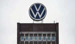 Πλήγμα στην Volkswagen από τους δασμούς Τραμπ - Βουτιά 29% στα κέρδη