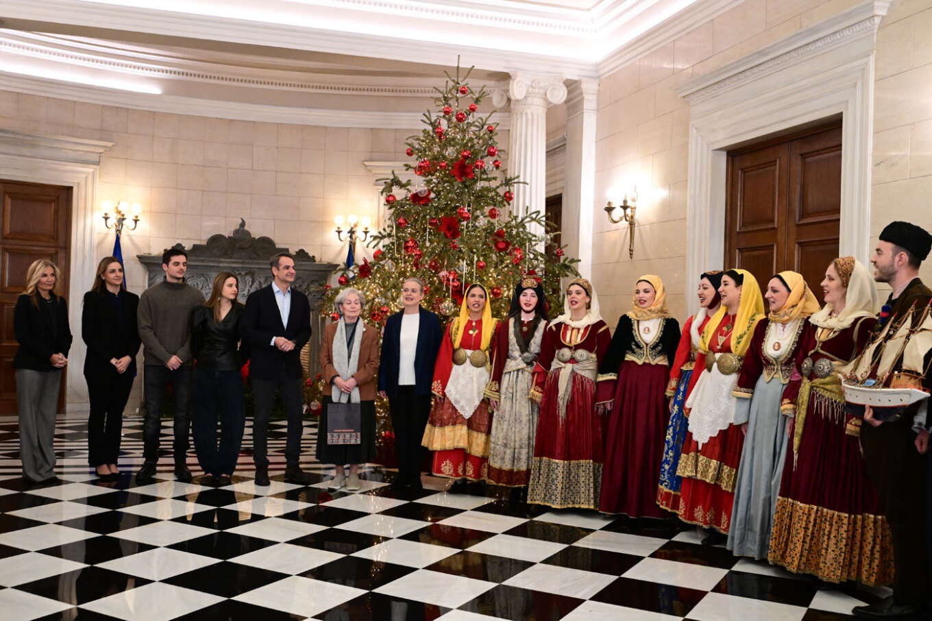 Κυριάκος Μητσοτάκης: Ευχές και κάλαντα με την οικογένειά του στο Μέγαρο Μαξίμου