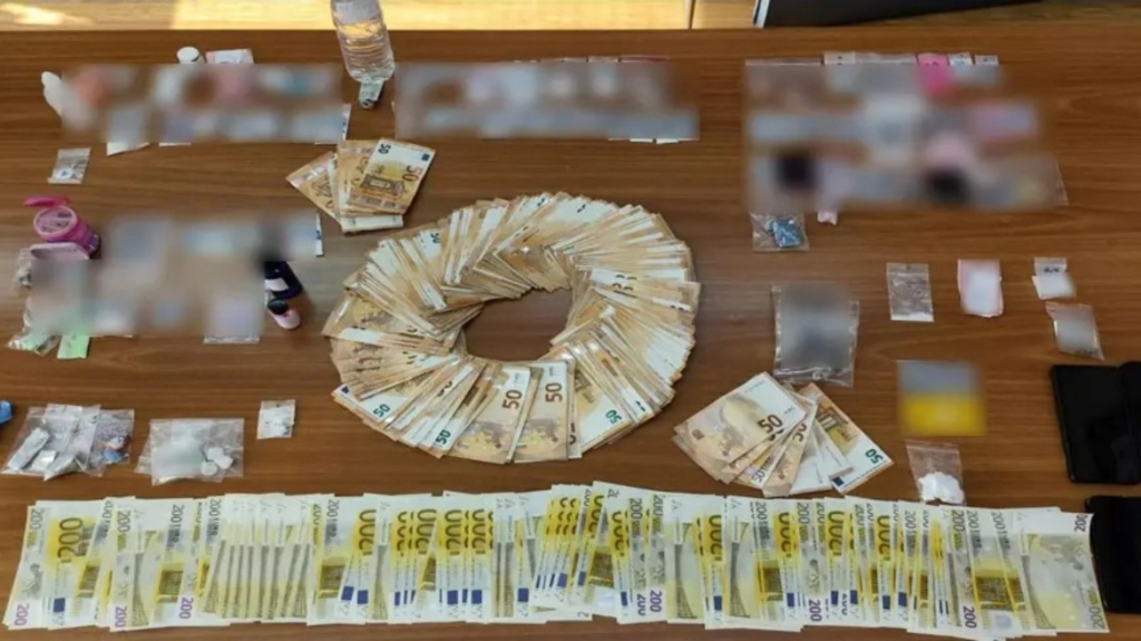 Δεκατρία άτομα συνελήφθησαν για ναρκωτικά σε πάρτι στα Καλύβια