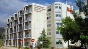 Ιωάννινα: 16χρονος στο νοσοκομείο μετά από κατανάλωση αλκοόλ με ενεργειακά ποτά - Συνελήφθη ο πατέρας του