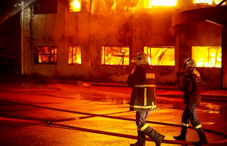 Κορωπί: Οριοθετήθηκε η φωτιά στην Καραμολέγκος - Καταστράφηκαν αποθήκες - ΕΙΚΟΝΕΣ