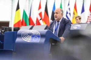 Τσιόδρας: Ζητά από την Κομισιόν καλύτερη προστασία των παιδιών από στοχευμένες διαφημίσεις στο διαδίκτυο
