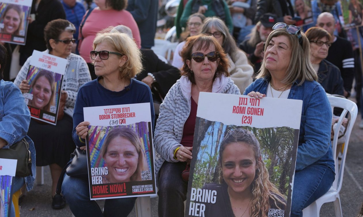 Η στιγμή της παράδοσης των Ισραηλινών ομήρων από τη Χαμάς στον Ερυθρό Σταυρό – Δείτε βίντεο