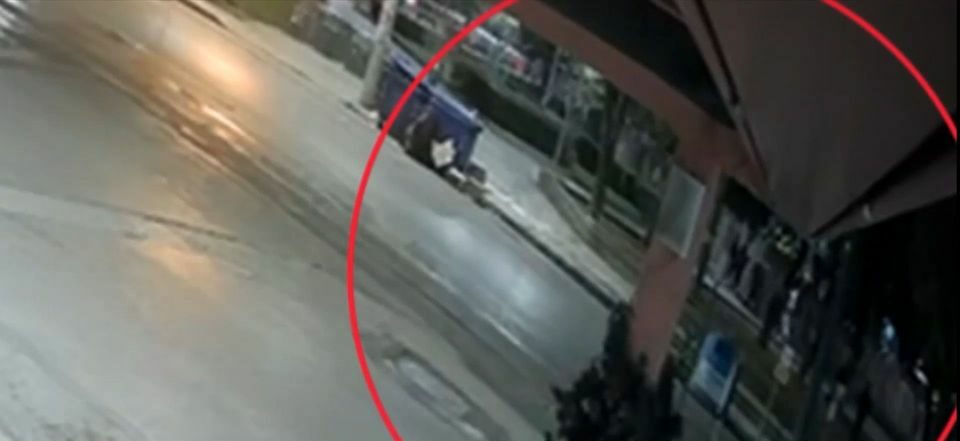 Βίντεο ντοκουμέντο από την επίθεση κουκουλοφόρων σε μαθητές στον Άλιμο φέρνει στη δημοσιότητα η ΕΡΤ σήμερα Κυριακή (19.1.25).
