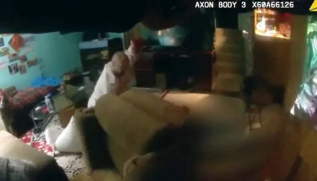 ΗΠΑ: Η στιγμή που αστυνομικοί πυροβολούν και σκοτώνουν 35χρονο που μαχαίρωνε τους γονείς του - Δείτε βίντεο