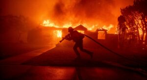 Διάσπαρτες εστίες φωτιάς κατακαίνε τη νότια Καλιφόρνια - Στη βροχή οι ελπίδες για την κατάσβεση