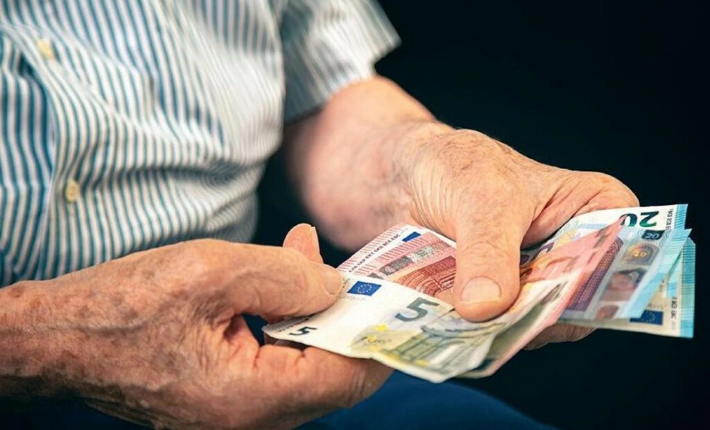 Συντάξεις 2026: Ερχονται αυξήσεις έως 81 ευρώ για πέντε κατηγορίες