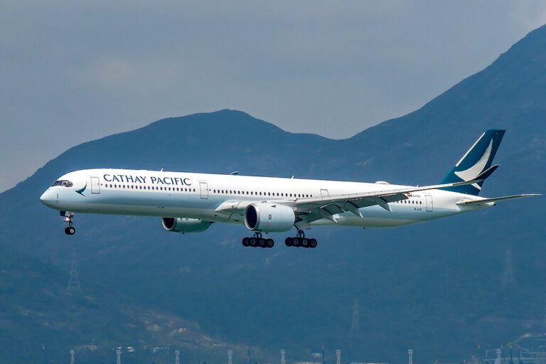 Cathay Pacific: Μειώνει τις πληρωμές κερδών στο προσωπικό κατά 50%