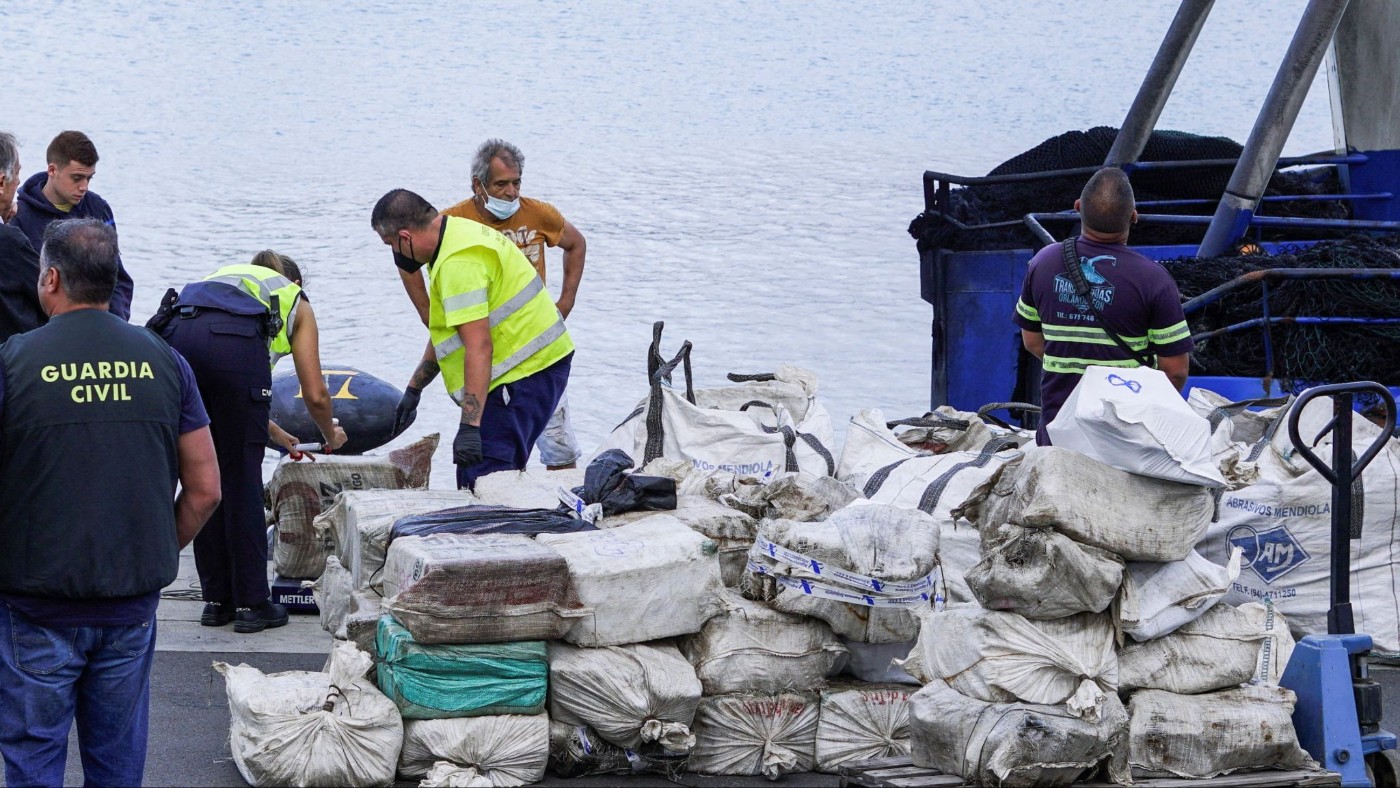 Σφίγγει ο κλοιός γύρω από τον «υπεράνω υποψίας» εφοπλιστή που φέρεται να κρύβεται πίσω από την μεταφορά 4,5 τόνων κοκαΐνης, με το ναρκόπλοιο Blume που πιάστηκε στην Τενερίφη - Το FIU Ισπανίας έστειλε επιστολή και ζητεί τη συνδρομή της Αρχής για το Ξέπλυμα και της ελληνικής Δικαιοσύνης!