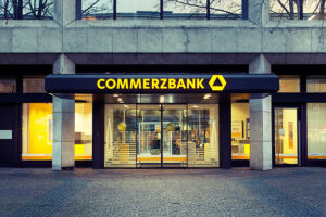 Commerzbank: Απρόσμενα κέρδη και πρόγραμμα επαναγοράς μετοχών