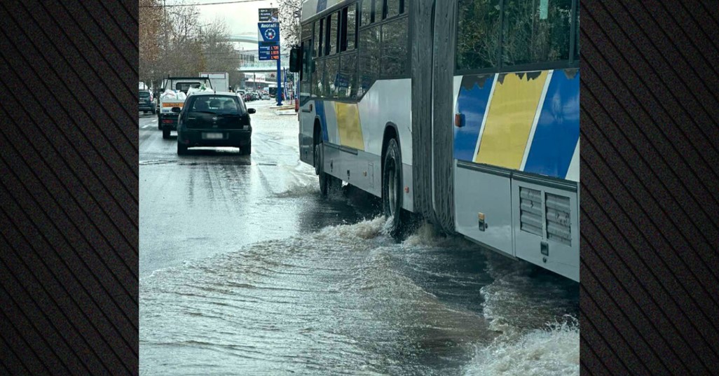 Καθυστερήσεις στη Μεσογείων: Έσπασε αγωγός της ΕΥΔΑΠ - Εικόνες και βίντεο από το σημείο