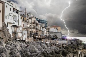 Σικελία: Βροχόπτωση που κανονικά καταγράφεται σ’ έναν μήνα μέσα σε τέσσερις ώρες προκαλεί πλημμύρες