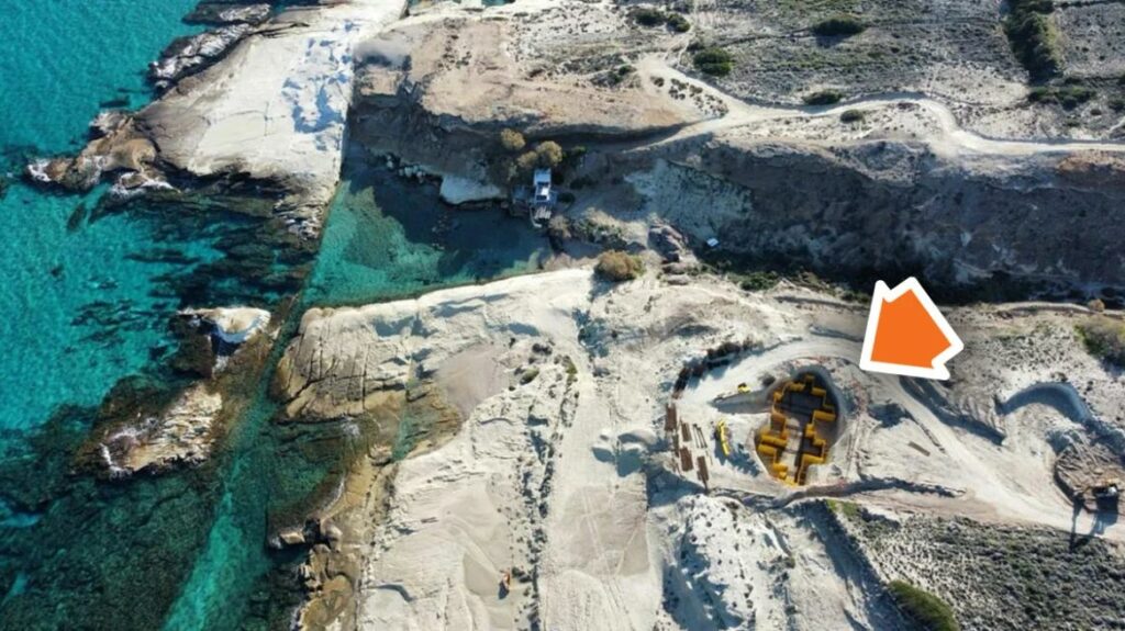 Αδιανόητο, χτίζουν στο Σαρακήνικο ξενοδοχείο - Ποιοι έδωσαν την άδεια για αυτό το έκτρωμα στη Μήλο;