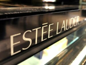 Estée Lauder: Σχέδιο αναδιάρθρωσης με 7.000 απολύσεις