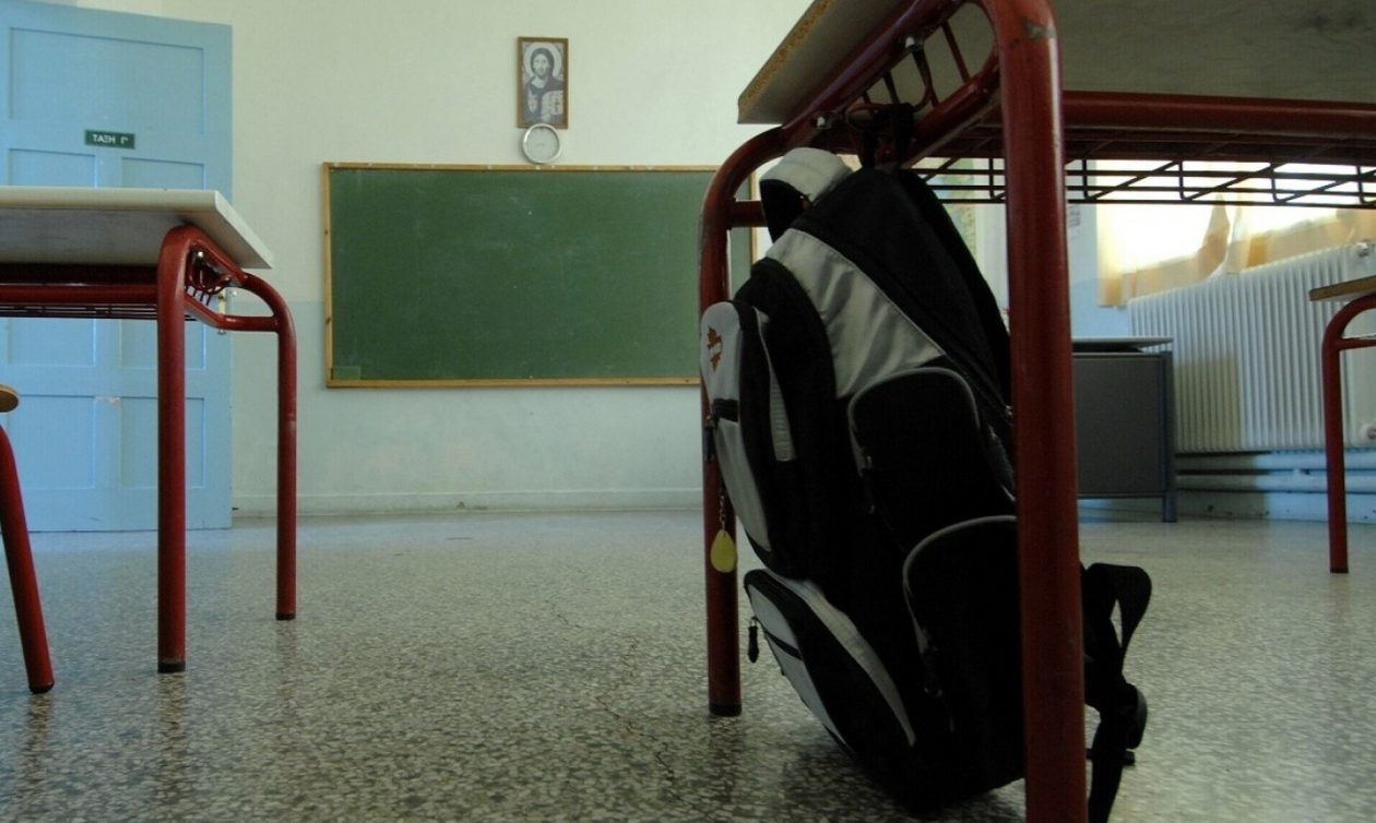 Μύκονος: Καταγγελίες για αντιπαιδαγωγική συμπεριφορά καθηγητή - «Με έβριζε», λέει μαθητής