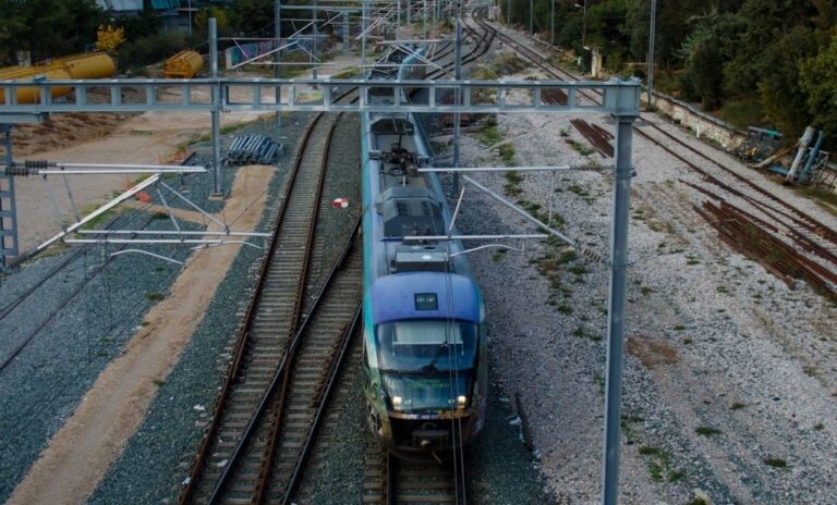 Hellenic Train: Εργαζόμενοι καλούν σε διαμαρτυρία καθώς κλείνουν 34 εκδοτήρια και απολύονται 200 άτομα