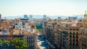 Η Βαρκελώνη κόντρα στις επιπτώσεις του υπερτουρισμού - Ο δήμος αγοράζει πολυκατοικία για να αποτρέψει έξωση ενοικιαστών