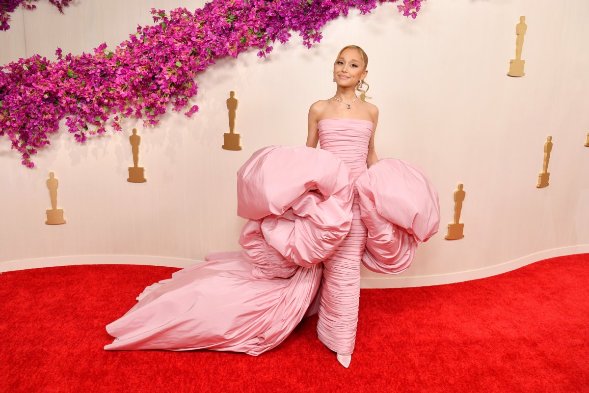 250207182751_ariana-grande-oscars-red-carpet-2024