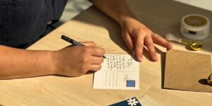 Καφέ στο Παρίσι έγινε viral: Γράφεις γράμμα στον εαυτό σου και το λαμβάνεις σε 20 χρόνια