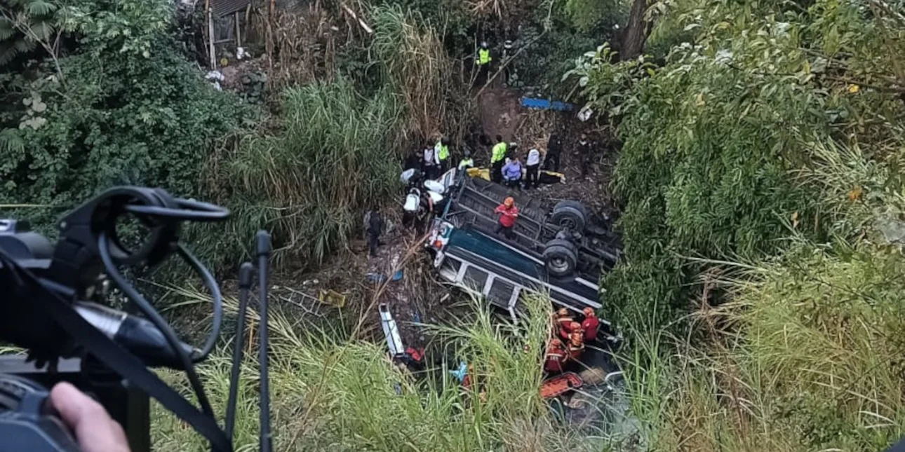 Έπεσε λεωφορείο από γέφυρα στη Γουατεμάλα - 31 οι νεκροί