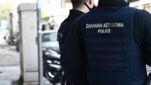 ΕΛ.ΑΣ.: Χειροπέδες σε μέλη κυκλώματος που εκβίαζε επιχειρηματίες στο κέντρο της Αθήνας πουλώντας προστασία