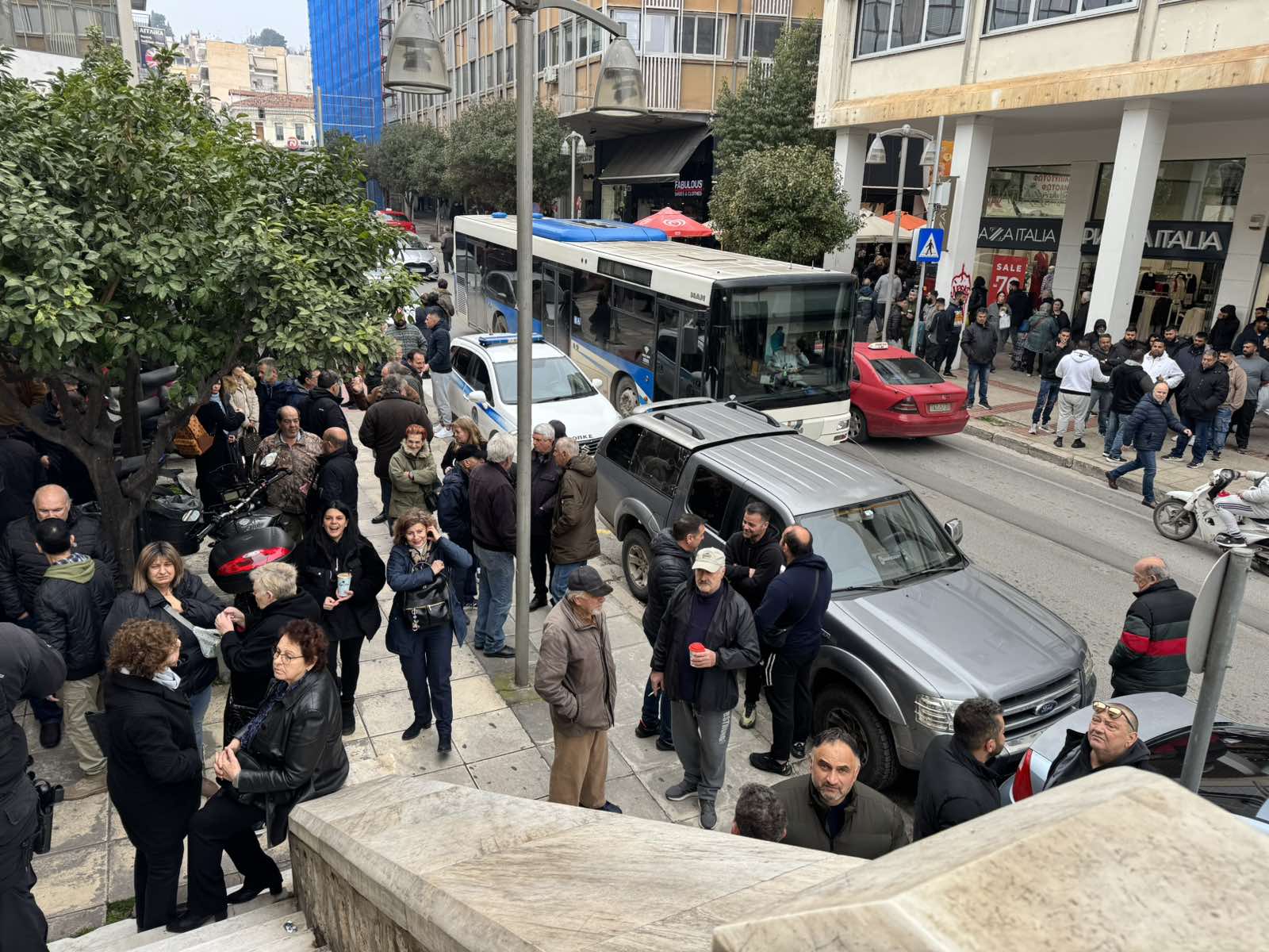 Λαμία: Ρομά προσπάθησε να χτυπήσει με το αυτοκίνητο τον πρόεδρο της Ανθήλης - Ένταση στα δικαστήρια