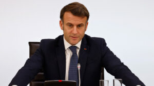 Σύνοδο κορυφής του ευρωπαϊκού πυρήνα συγκαλεί ο Μακρόν μετά την ψυχρολουσία από τις ΗΠΑ