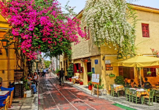 Η Πλάκα είναι μία από τις γειτονιές της Αθήνας που απειλούνται από τον υπερτουρισμό