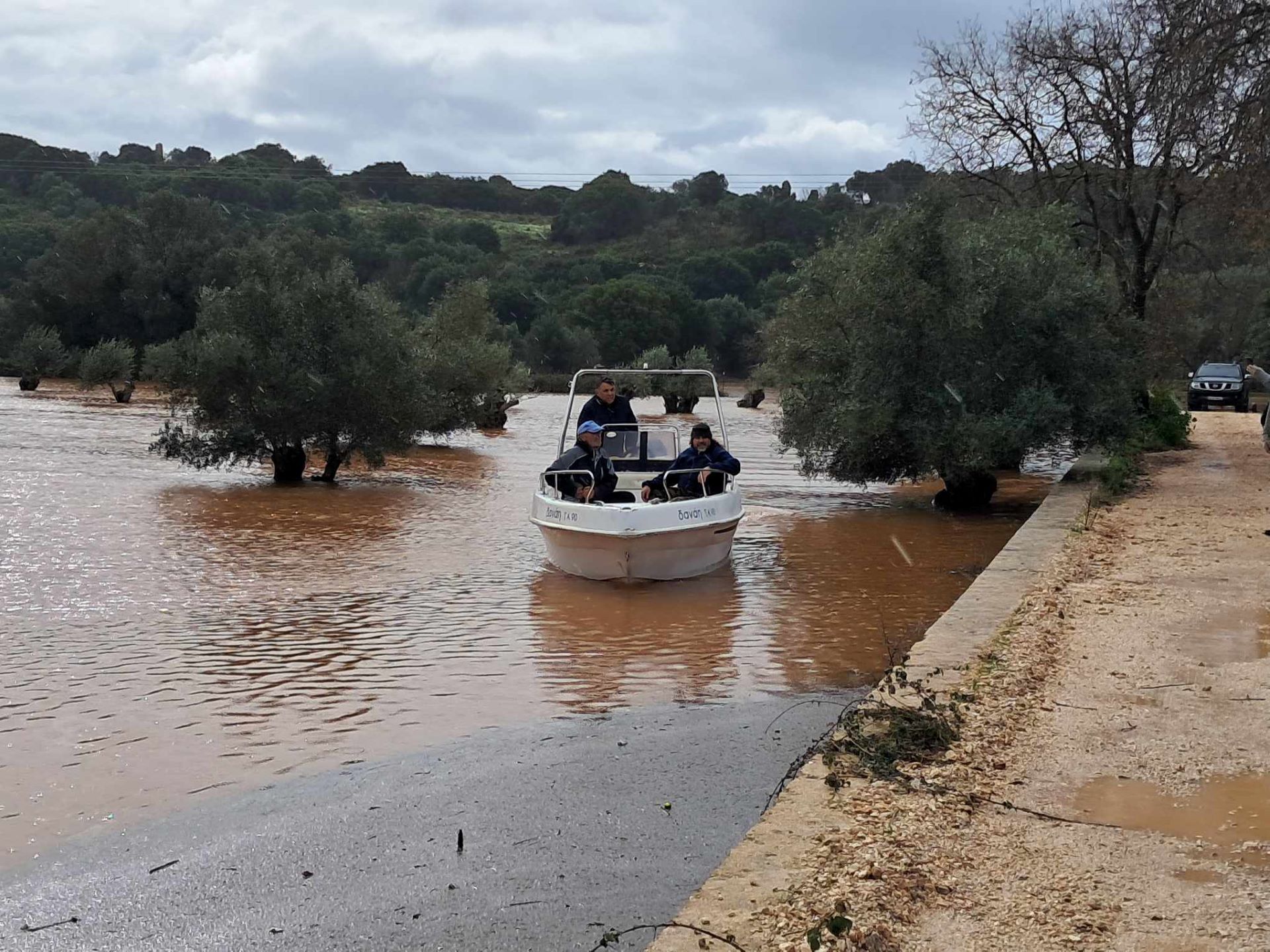 Με ταχύπλοο σκάφος κινούνται οι κάτοικοι στα Περατάτα Κεφαλονιάς για να φτάσουν στα σπίτια τους