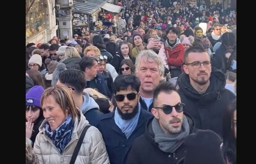 Βενετία: Απίστευτος συνωστισμός για το φημισμένο Καρναβάλι λίγο πριν επιβληθεί το τέλος εισόδου - ΒΙΝΤΕΟ