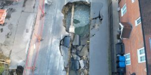 Δρόμος κατέρρευσε σε τεράστια καταβόθρα στην Αγγλία - Απίστευτο βίντεο