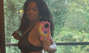 Lizzo: Η selfie με εσώρουχα και η εντυπωσιακή αλλαγή στη σιλουέτα της