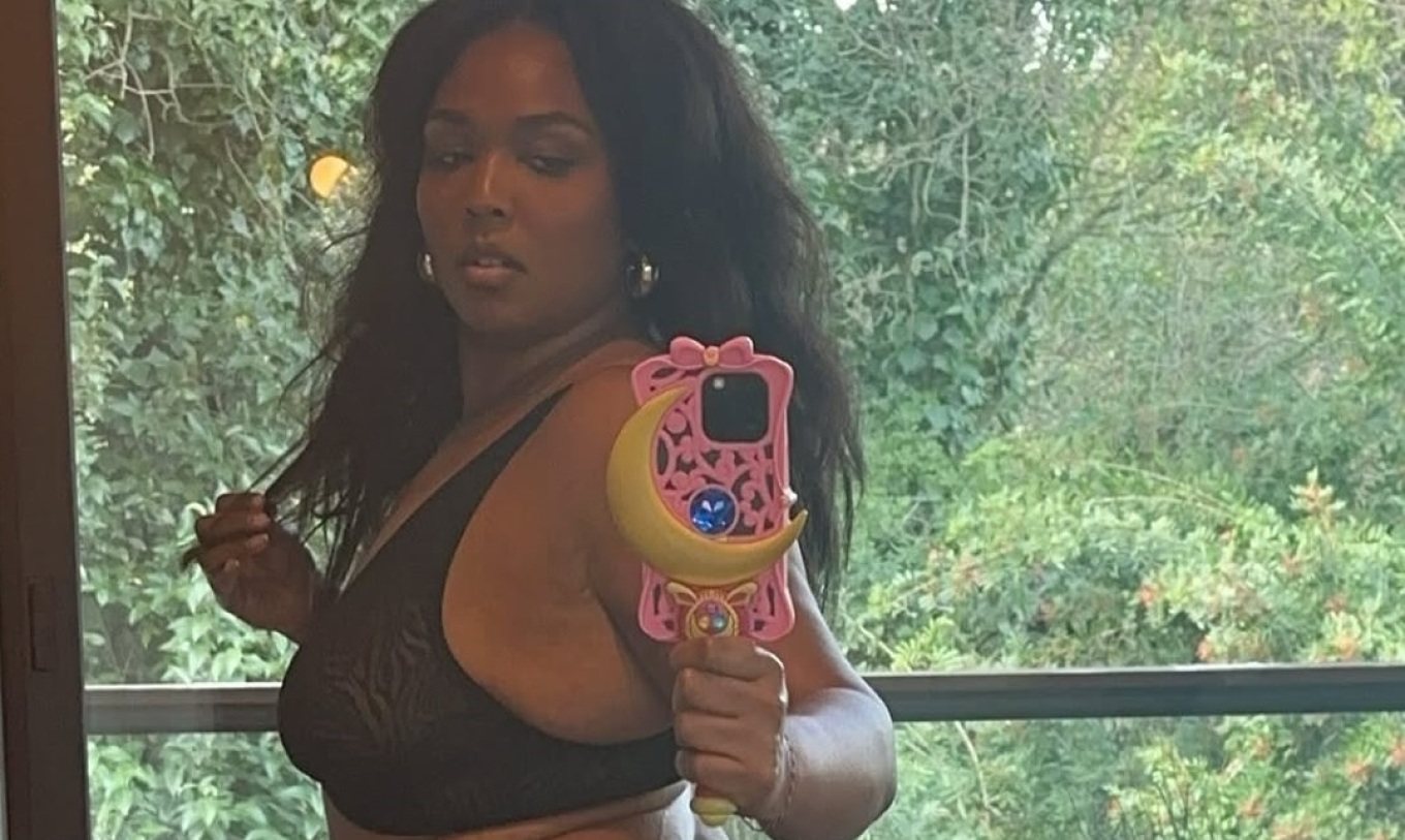 Lizzo: Η selfie με εσώρουχα και η εντυπωσιακή αλλαγή στη σιλουέτα της