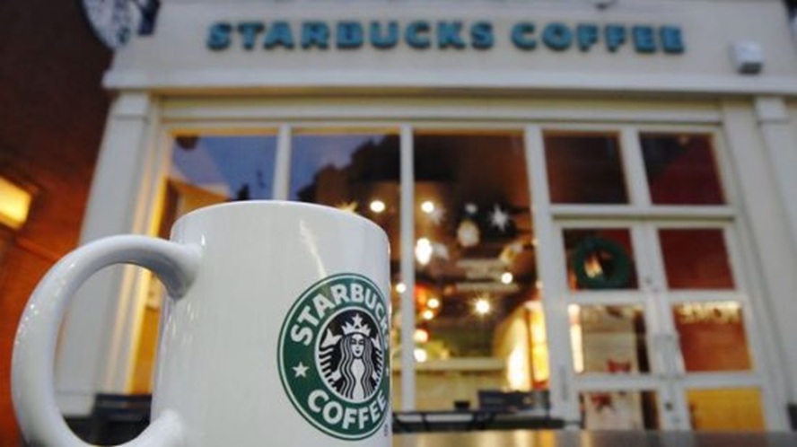 Starbucks: Αναδιοργάνωση και απολύσεις 1.100 εργαζομένων μετά τη πτώση πωλήσεων