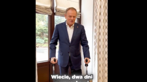 Έσπασε το πόδι του στο σκι ο πρωθυπουργός της Πολωνίας